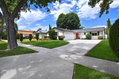 23927 Hamlin St, Woodland Hills, CA 91307-3124