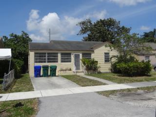 901 66th St, Miami FL  33150-4249 exterior