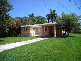 70 160th St, Miami FL  33162-4217 exterior