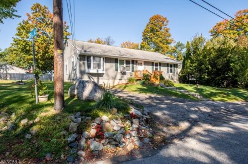 52 Belford Dr, Upper Greenwood Lake, NJ 07421-1821