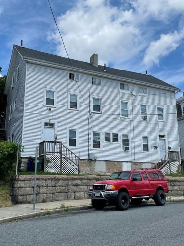 286 Griffin St, Fall River, MA 02724-2702