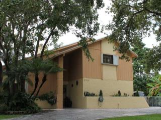 9100 Calusa Club Dr, Miami FL  33186-1820 exterior