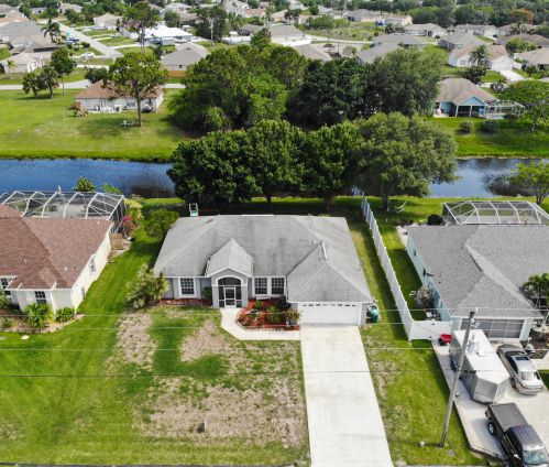 972 Bellevue Ave, Fort Pierce, FL 34953-1254