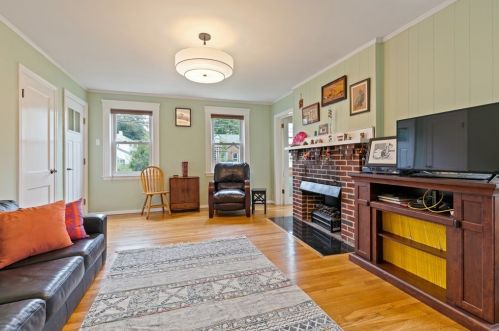 90 Cherry St, Newton, MA 02465-1239