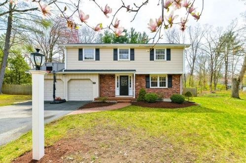 40 Flint Locke Ln, Medfield, MA 02052-1916