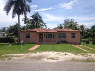 220 147th St, Miami, FL 33168-4236