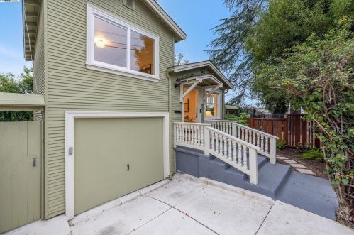 6711 Laird Ave, Oakland CA  94605-2133 exterior